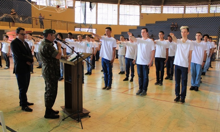 Jovens recebem certificados de dispensa do Serviço Militar