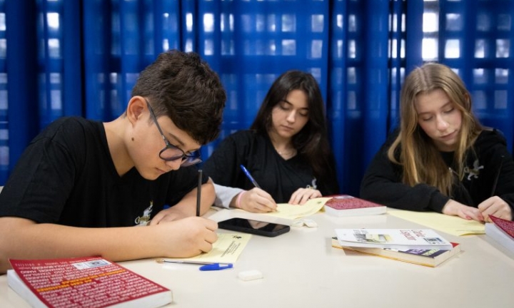 Alunos terão bolsa de até R$ 555 para dar reforço a colegas