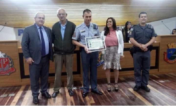 Câmara Municipal homenageia PM que salvou bebê engasgado