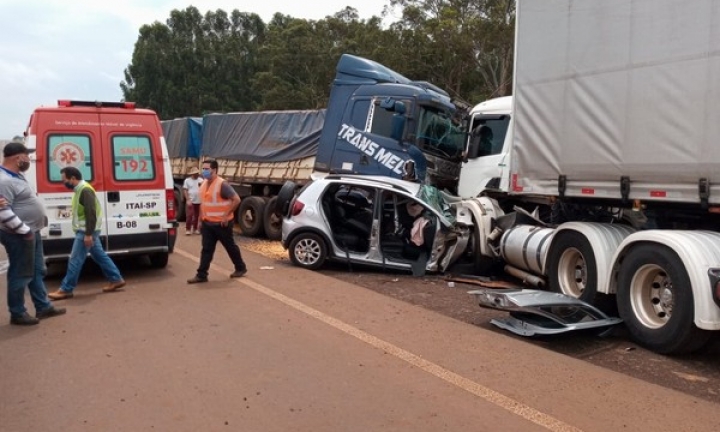 Carro é atingido por dois caminhões e motorista fica gravemente ferido 