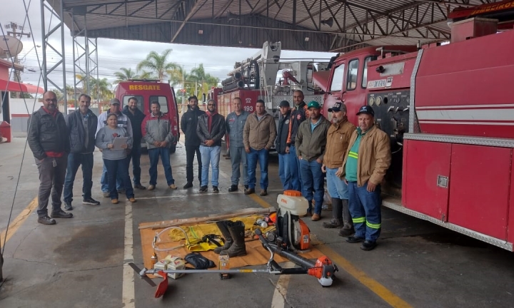 Bombeiros ministram treinamento sobre combate a incêndio em área rural