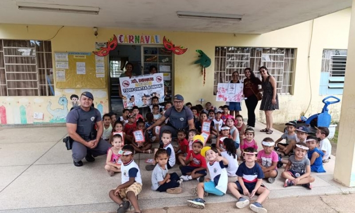 Prevenção à dengue foi tema de bloquinho de carnaval na creche Maria Izabel