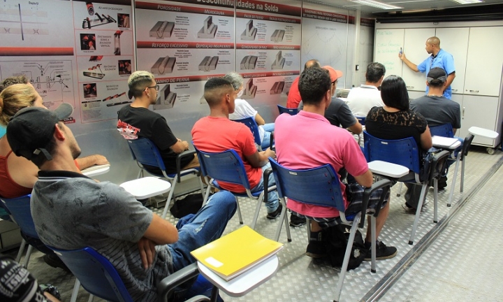 Curso de soldador é iniciado em escola móvel do SENAI instalada em Avaré