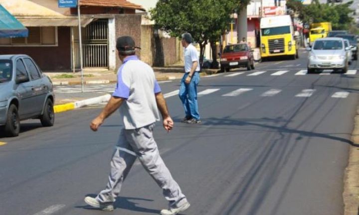 Pedestres e ciclistas poderão ser multados a partir de 2018