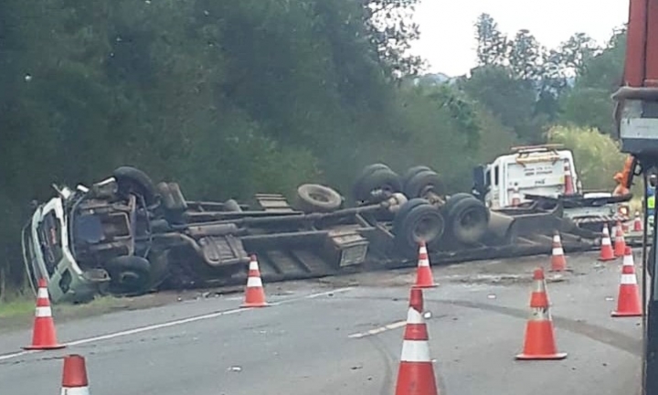 Caminhão com bois tomba após batida com carro em rodovia de Avaré