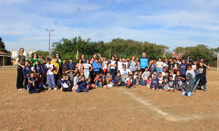 Foguetes construídos por alunos são lançados no Campo Municipal