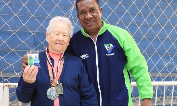 Nadadora de 84 anos conquista medalha de prata nos Jogos da Melhor Idade