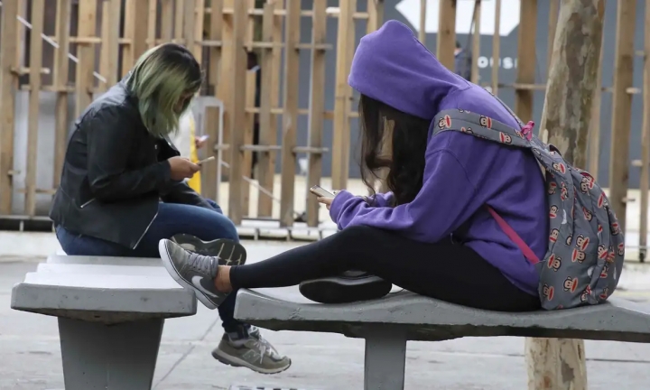 Celular em sala de aula: 86% dos brasileiros apoiam algum tipo de restrição no uso