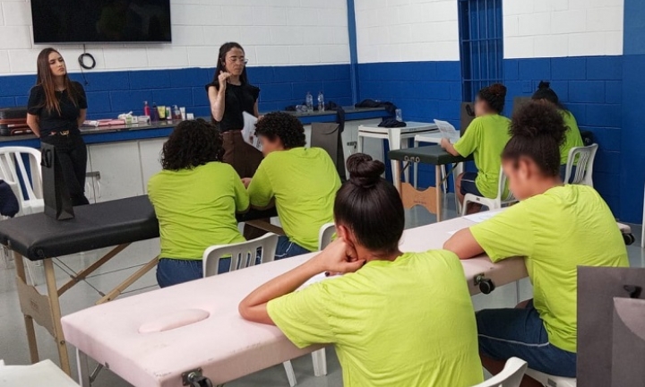 Jovens da Fundação CASA Cerqueira César aprendem design de sobrancelhas