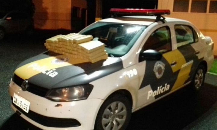 Homens são presos com carro roubado e 50 quilos de maconha