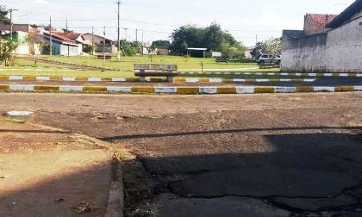 Descarte de latas de tinta em rio gera indignação