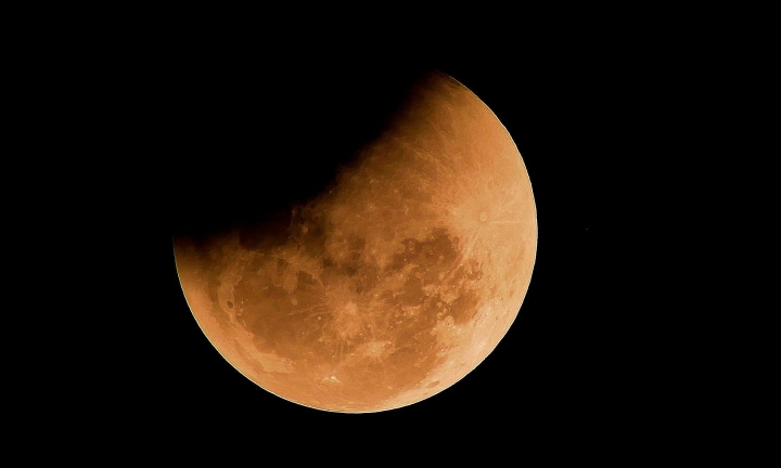 Eclipse parcial da Lua acontece nesta terça e poderá ser visto em todo o país