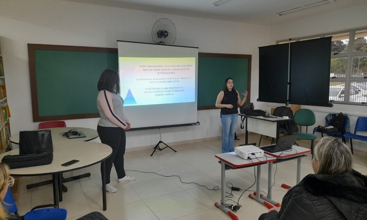 Professores da rede municipal aprendem técnicas para aliviar estresse