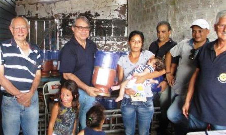 Rotary Avaré doa filtros de água a famílias carentes