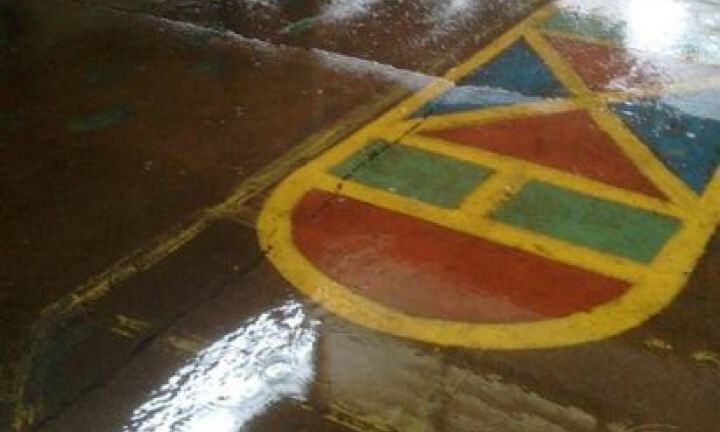 Telhado de escola vira cascata em dias de chuva