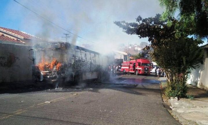 Ônibus pega fogo em Botucatu