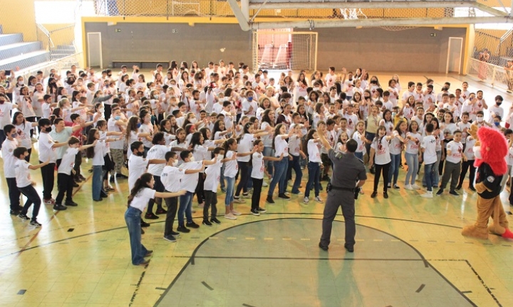 Formatura do PROERD reúne 300 estudantes no Ginásio Kim Negrão