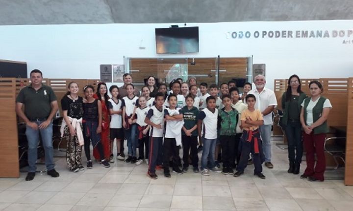 Alunos da Escola Elizabeth Freitas visitam instalações da Câmara