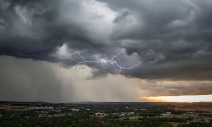 Frente fria pode trazer chuva, raios e rajadas de vento até domingo