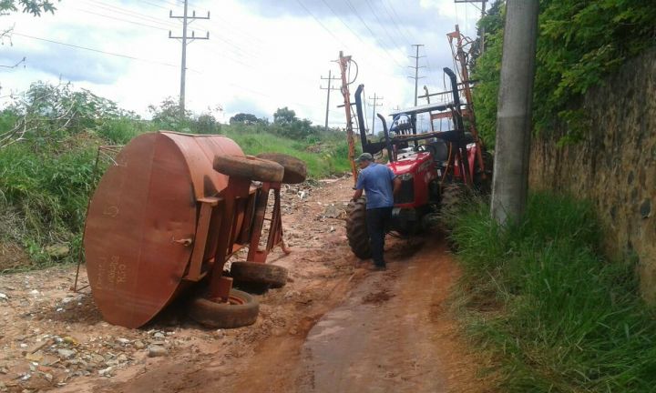 Duas carretas tombaram na Rua Fuad Haspani esta semana