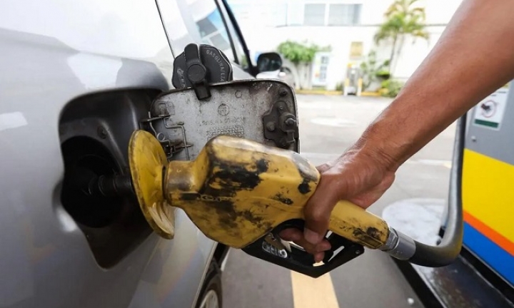 Redução no preço da gasolina para distribuidoras passa a valer nesta sexta