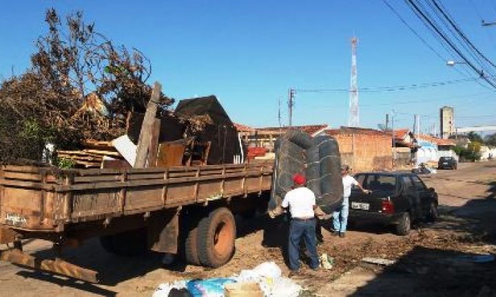 Limpa Bairro recolhe entulhos por toda a cidade