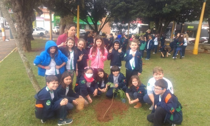 Primavera é celebrada com plantio de árvores em praças de Avaré