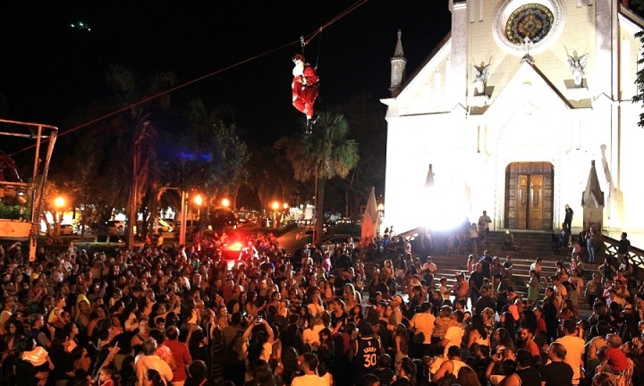 Papai Noel chega de tirolesa nesta quinta, 19, na praça do Santuário