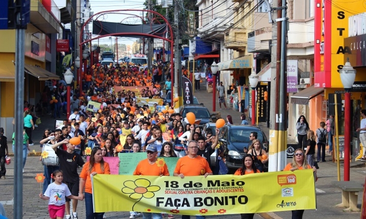 Passeata da campanha Faça Bonito reúne centenas de pessoas