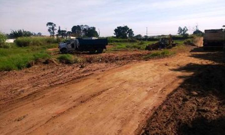 Caminhões são flagrados tirando terra do Parque de Exposições