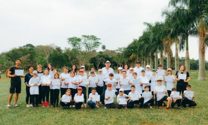 Alunos do Colégio Tyto Alba participam de plantio de árvores na Fazenda Caiçara