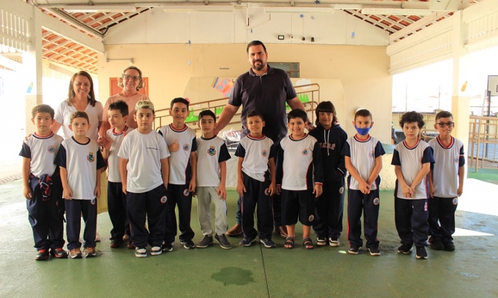 Prefeitura de Avaré entrega uniforme para alunos de escolas municipais