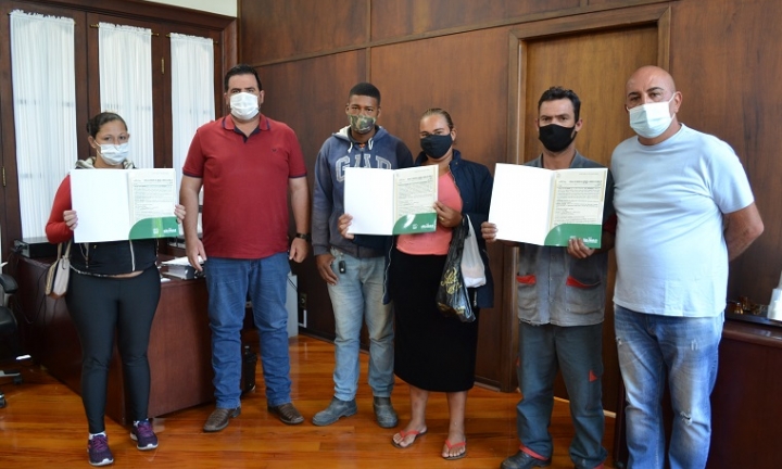 Prefeito Jô Silvestre entrega escritura a moradores da Vila Esperança