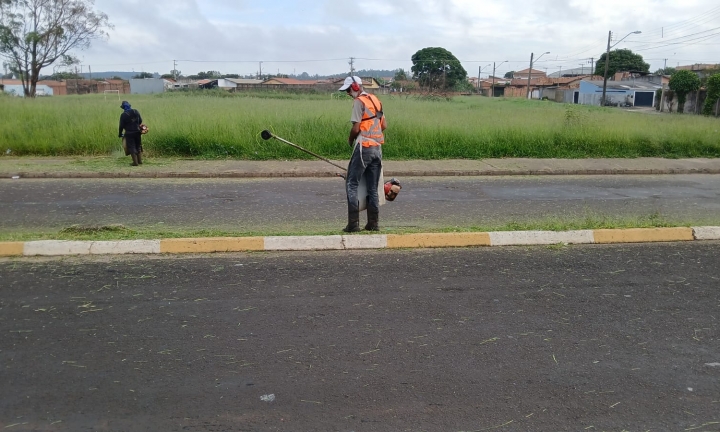 Capina e limpeza são realizadas em ruas e praças de Avaré