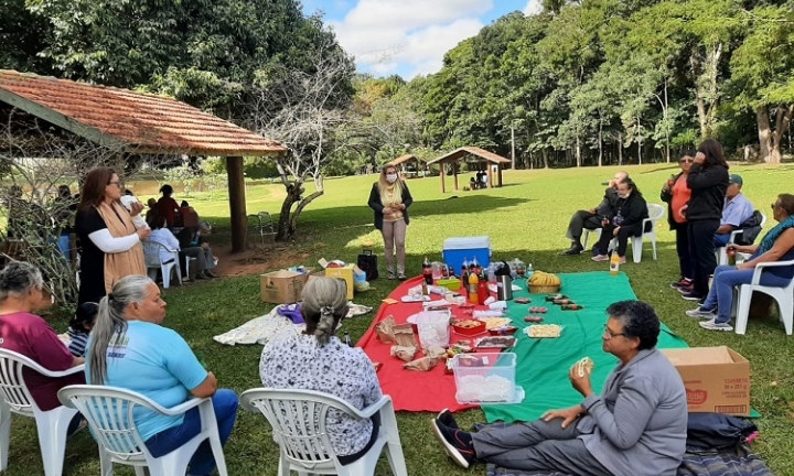 Idosos do CCI celebram Dia das Mães com piquenique no Horto Municipal