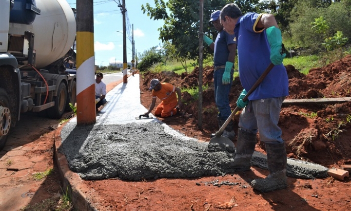 Prefeitura implanta calçada na região da Praça da Paz, do Cristo Redentor