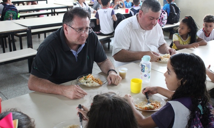 Prefeito Roberto Araujo visita escola municipal e confere nova merenda