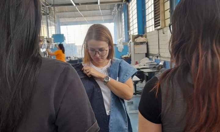 Jovens da Fundação CASA de Cerqueira César visitam fábrica de jeans em Avaré