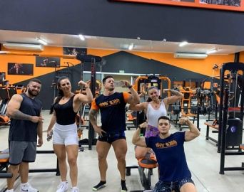 Atletas fitness visitam a academia Gold Gym em Avaré