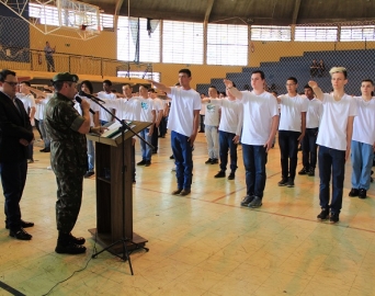 Jovens recebem certificados de dispensa do Serviço Militar