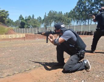 Policiais civis recebem treinamento de carabina e submetralhadora