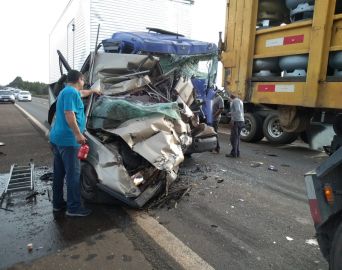 Motorista fica gravemente ferido ao ter o carro prensado por caminhões