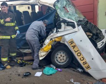 Acidente entre van e ônibus escolar mata uma menina em Itapetininga