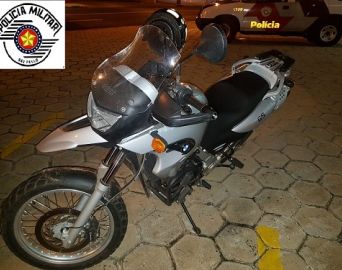 Moto recuperada pela PM estava no bairro Mário Emílio Bannwart