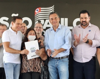 Prefeitura entrega escritura a moradores da Vila Esperança nesta segunda, 21