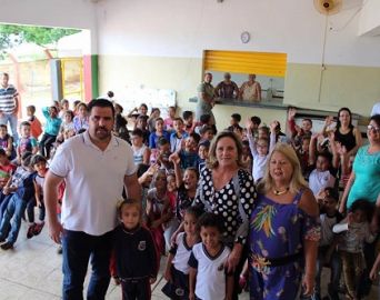 Prefeitura inicia a entrega dos uniformes na rede municipal de ensino