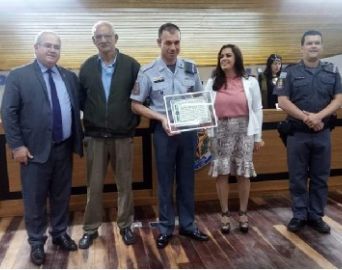 Câmara Municipal homenageia PM que salvou bebê engasgado