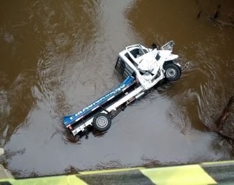 Motorista perde controle e caminhão cai em rio na SP-255