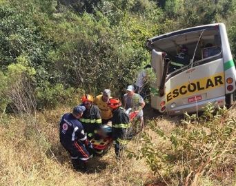 Acidente com ônibus escolar deixa mortos e feridos em Itapeva