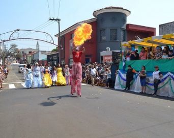 Grande público prestigia desfile de aniversário de Avaré